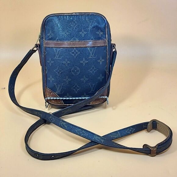 Authentic Louis Vuitton Monogram Crossbody Bag - Picture 1 of 14